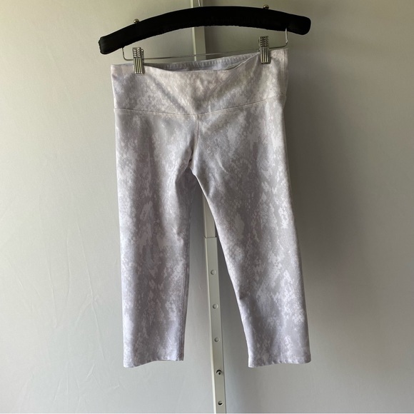Alo XS white grey python snake print capri leggings workout pant - Picture 16 of 17